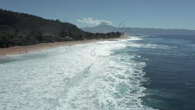 空中视图冲浪者水万岁管道海滩北海岸瓦胡岛